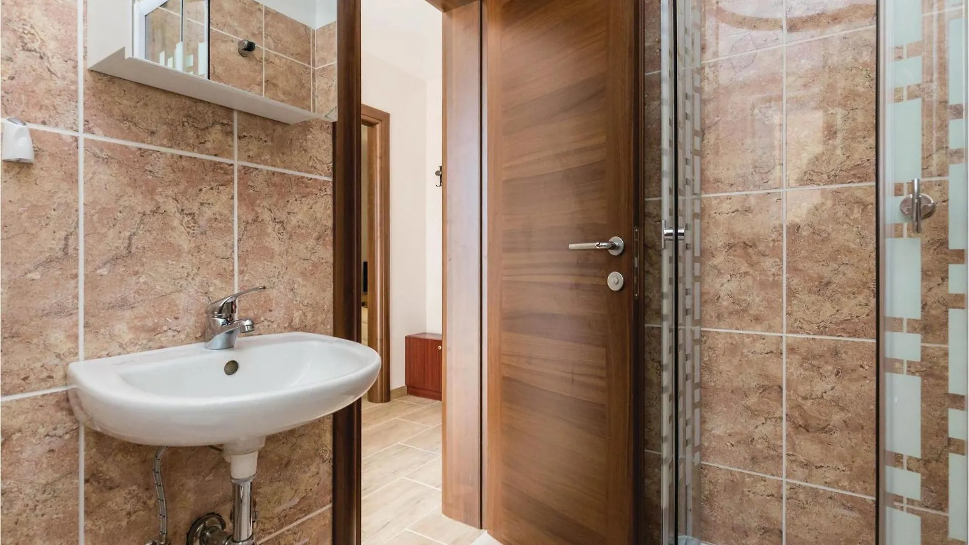 Awesome Apartment In Icici With Kitchen